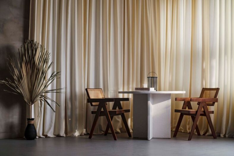 Strak en minimalistisch Japandi tv meubel met natuurlijke materialen in een stijlvol interieur.