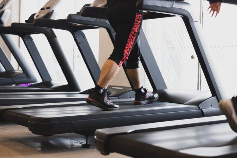 Een moderne loopband in een fitnessruimte, ideaal voor thuisgebruik en hardlopen.