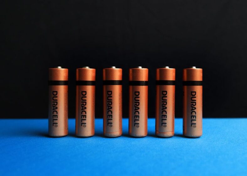 Een moderne slimme thuisbatterij geïnstalleerd in een huis, die energie opslaat voor toekomstig gebruik en bijdraagt aan duurzaamheid.