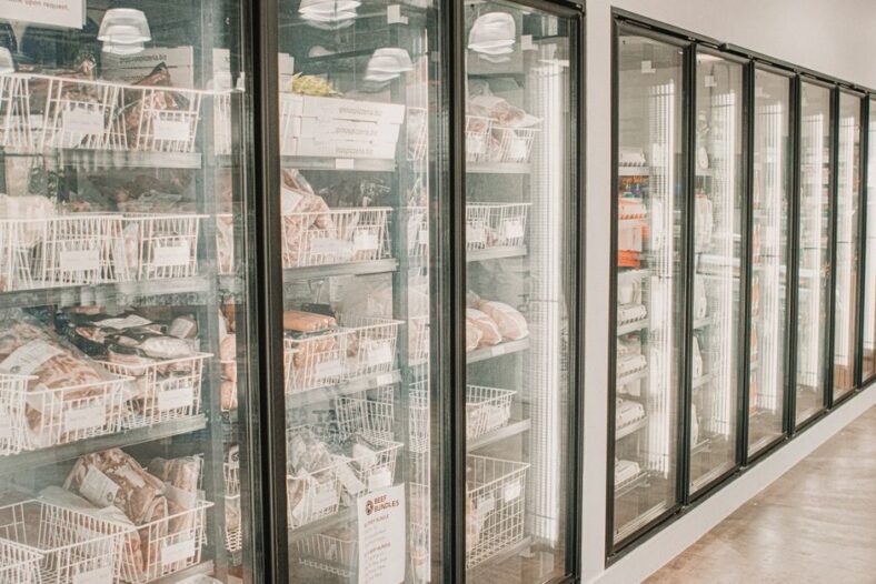 Een goed ingedeelde vriescel met stellingen en producten in de horeca voor optimale opslag en toegankelijkheid.